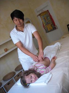Feng Luo während einer Kindertuina Behandlung in seiner Praxis München